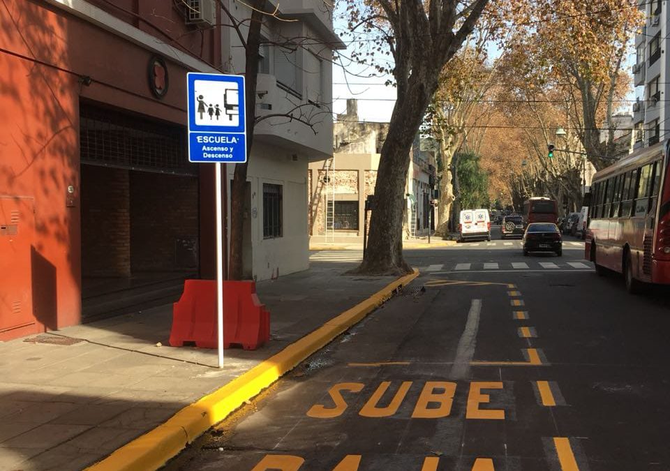 Estacionamiento de escuelas con palabras sube y baja